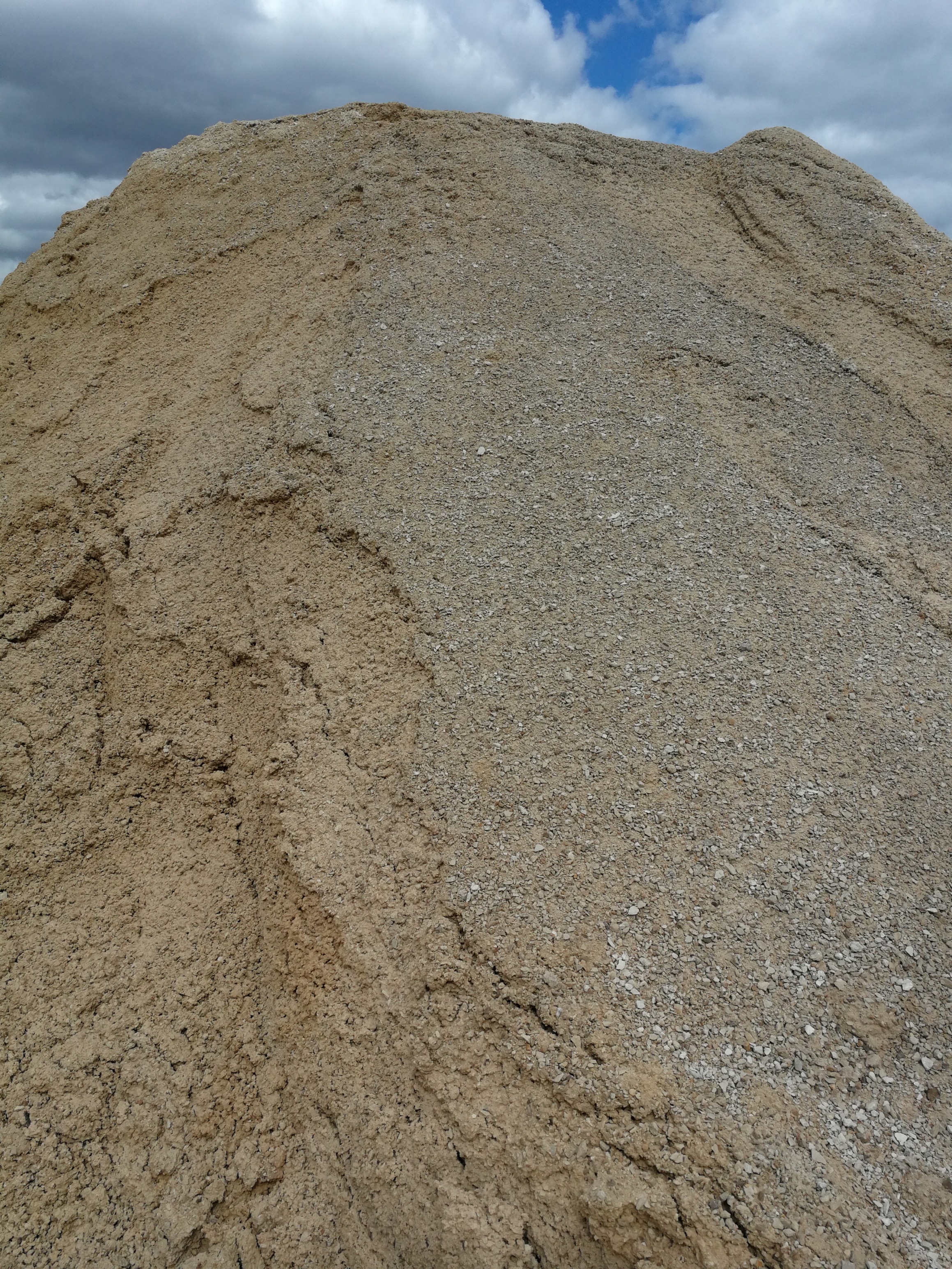 Доломитовая крошка. Песок карьерный. Доломитовый песок. Доломитовый отсев. Куча песка.